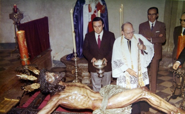 Momento de la bendición del Crucificado de Buiza en 1972. 