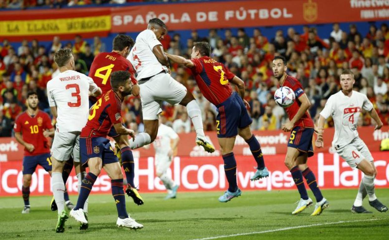 Akanji cabecea entre Azpilicueta y Pau Torres y abre el marcador en La Romareda. 