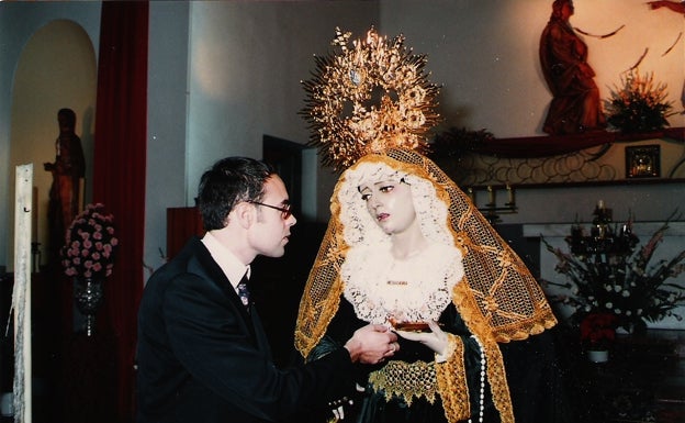 El autor de la Virgen Mediadora, García Palomo, tras la bendición de la imagen. 