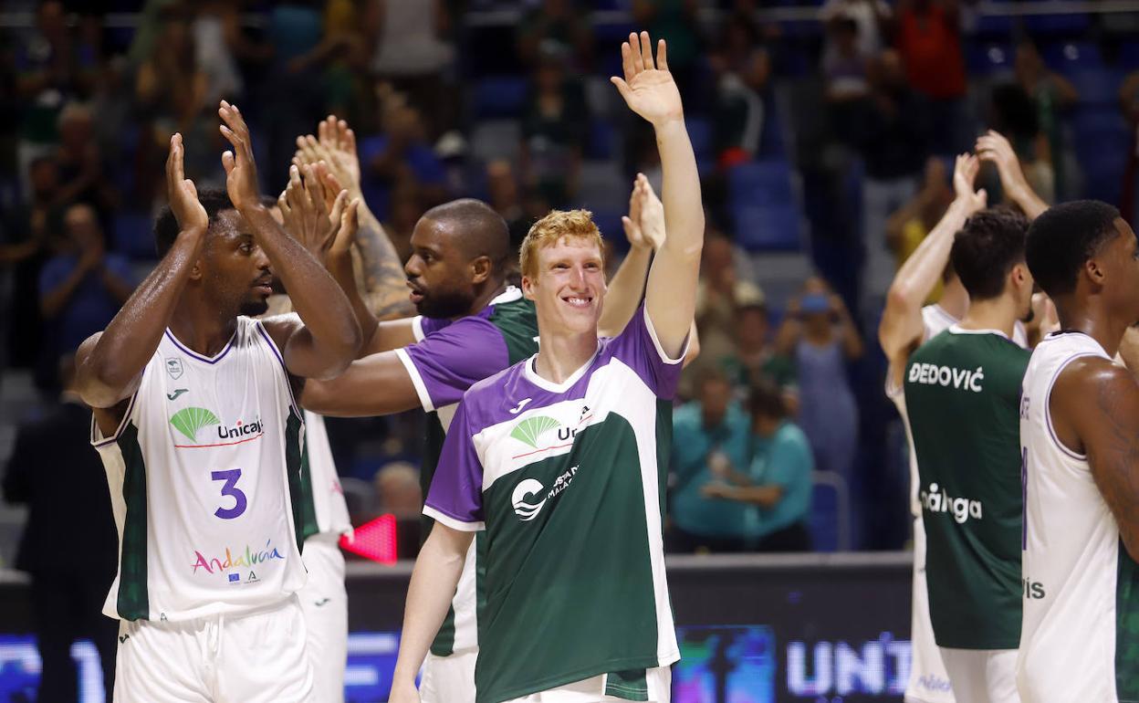 Los jugadores del Unicaja agradecen el apoyo del público en el partido ante el Den Bosch. 