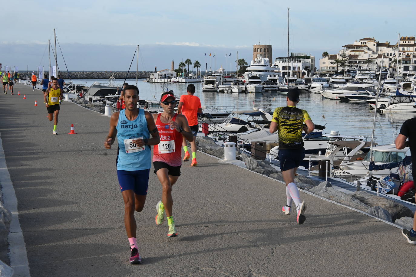 El excampeón europeo de 1.500 Reyes Estévez llegó a un segundo del ganador, tras un duelo apasionante, mientras que la ganadora femenina se impuso a su madre. 