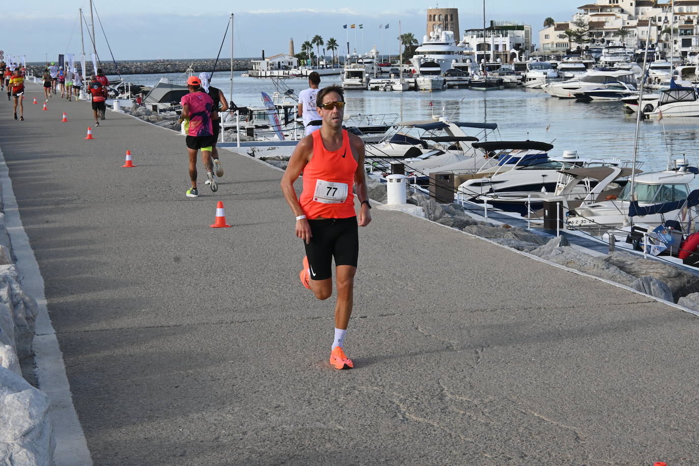 El excampeón europeo de 1.500 Reyes Estévez llegó a un segundo del ganador, tras un duelo apasionante, mientras que la ganadora femenina se impuso a su madre. 