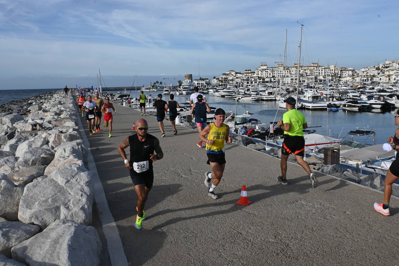 El excampeón europeo de 1.500 Reyes Estévez llegó a un segundo del ganador, tras un duelo apasionante, mientras que la ganadora femenina se impuso a su madre. 