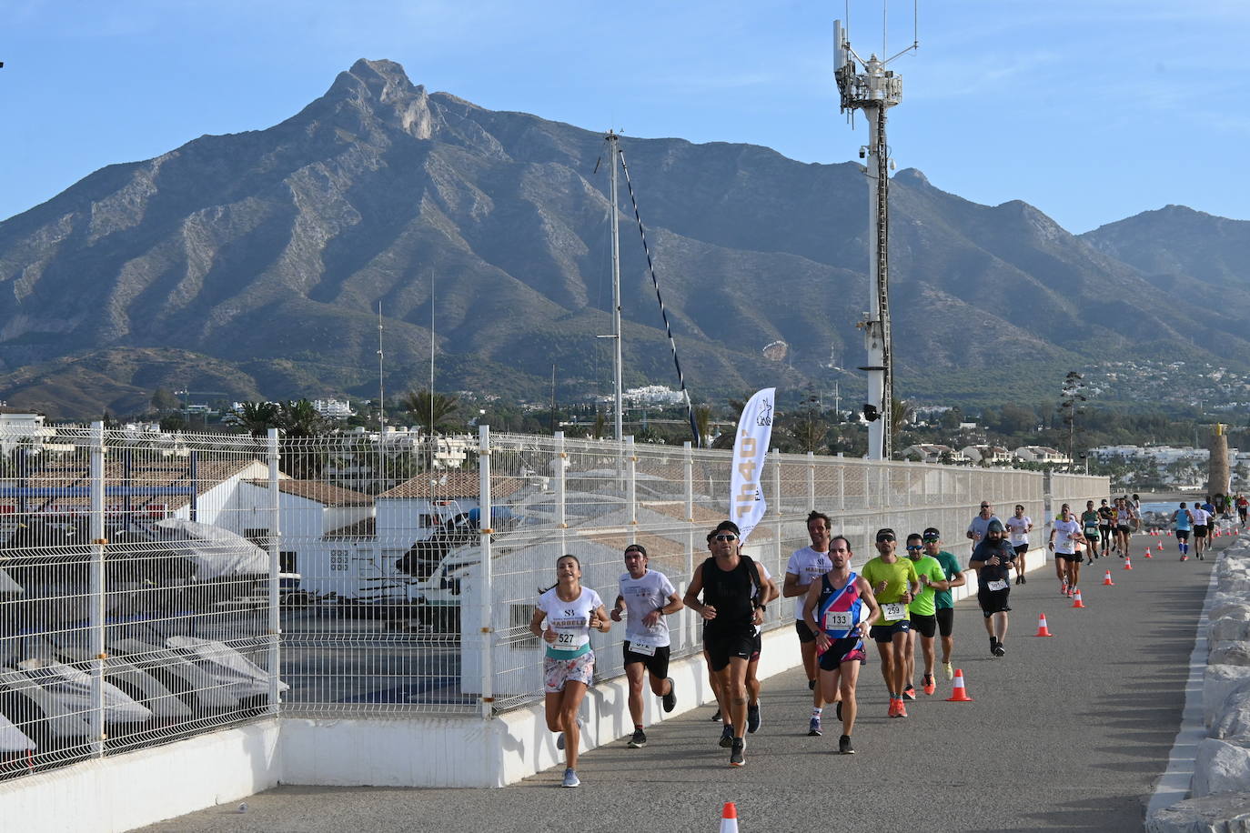 El excampeón europeo de 1.500 Reyes Estévez llegó a un segundo del ganador, tras un duelo apasionante, mientras que la ganadora femenina se impuso a su madre. 