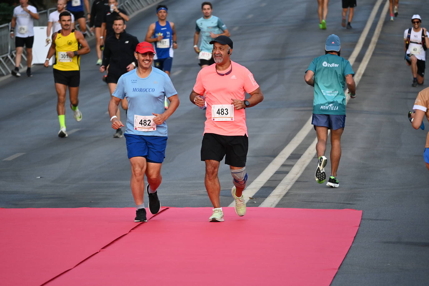 El excampeón europeo de 1.500 Reyes Estévez llegó a un segundo del ganador, tras un duelo apasionante, mientras que la ganadora femenina se impuso a su madre. 