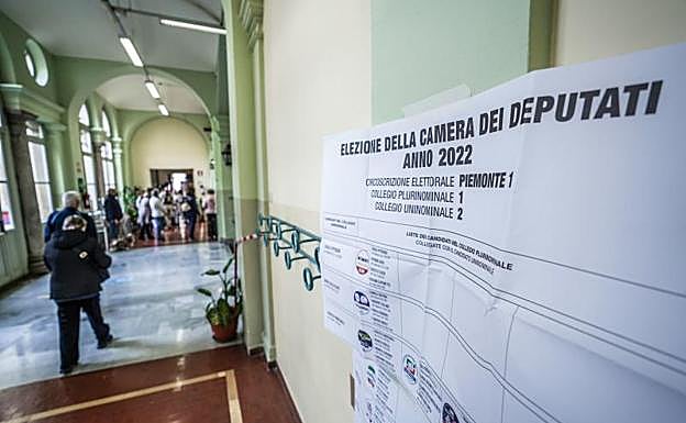 La afluencia a los colegios fue importante a primeras horas de la mañana. 