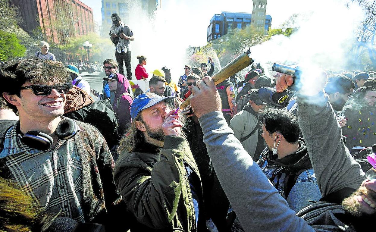 Celebración del Día Internacional del Cannabis en un parque de Nueva York.