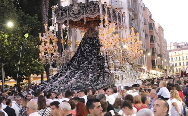 La Virgen del Gran Poder por las calles de Málaga justo después de salir de la Casa Hermandad de Estudiantes en la procesión extraordinaria del centenario.