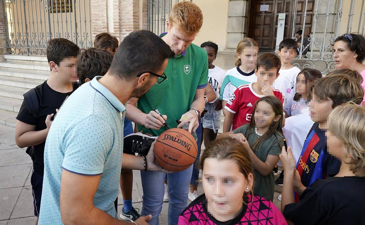 Alberto Díaz firma autógrafos a un grupo de aficionados. 