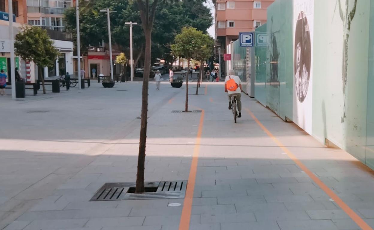 El carril bici provisional, delimitado con unos vinilos y unas chapas, en la calle Cervantes. 