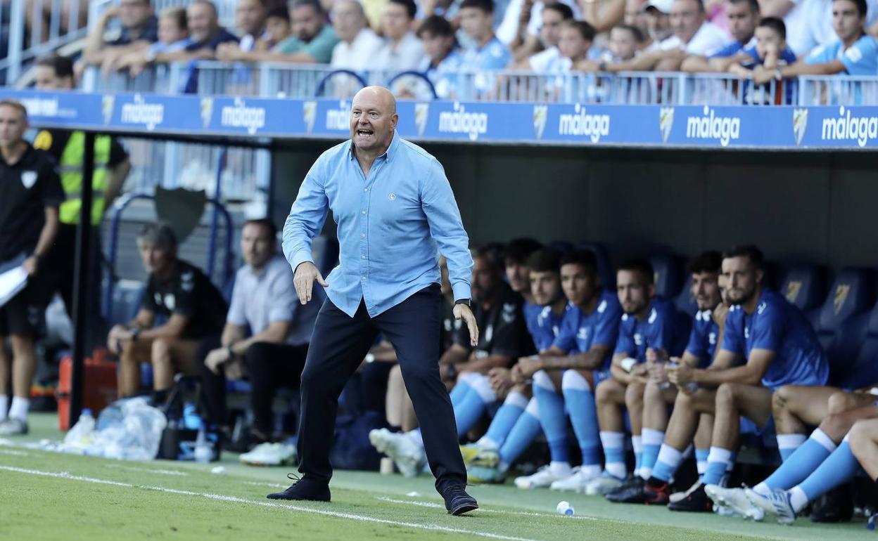 Mel pide a los jugadores que presionen más arriba durante el partido del sábado. 