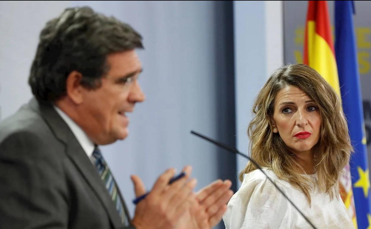 El ministro José Luis Escrivá bajo la atenta mirada de la vicepresidenta Yolanda Díaz. 