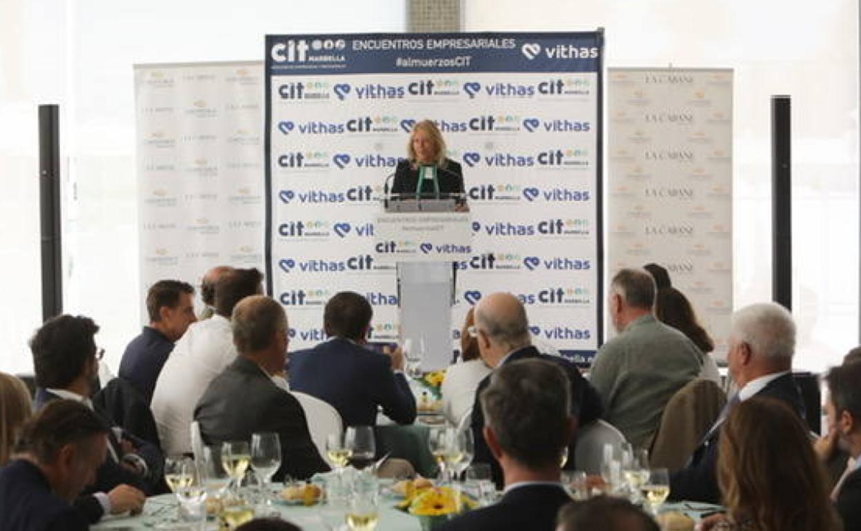 La alcaldesa, Ángeles Muñoz, ha desgranado las líneas maestras del PGOM en el almuerzo de socios del CIT Marbella. 