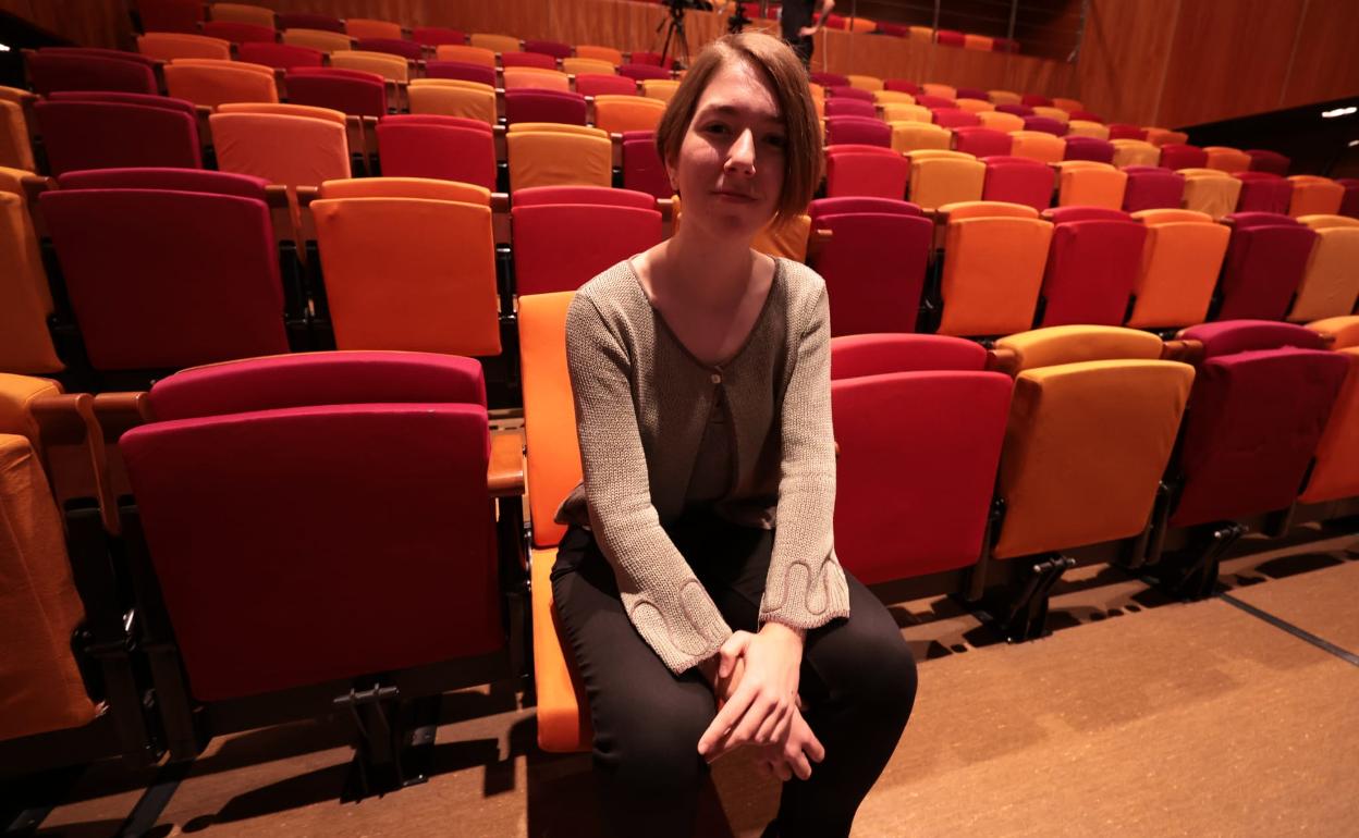 Carla Caro, este martes en el patio de butacas del Teatro Echegaray que acoge #EmpoderaLIVE. 