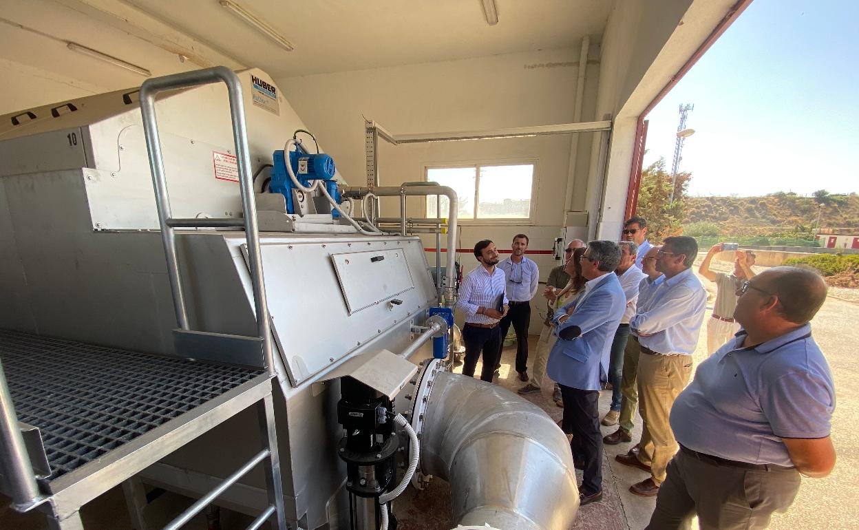 Visita de la consejera de Agricultura, Carmen Crespo, el pasado julio a la depuradora de Rincón de la Victoria. 