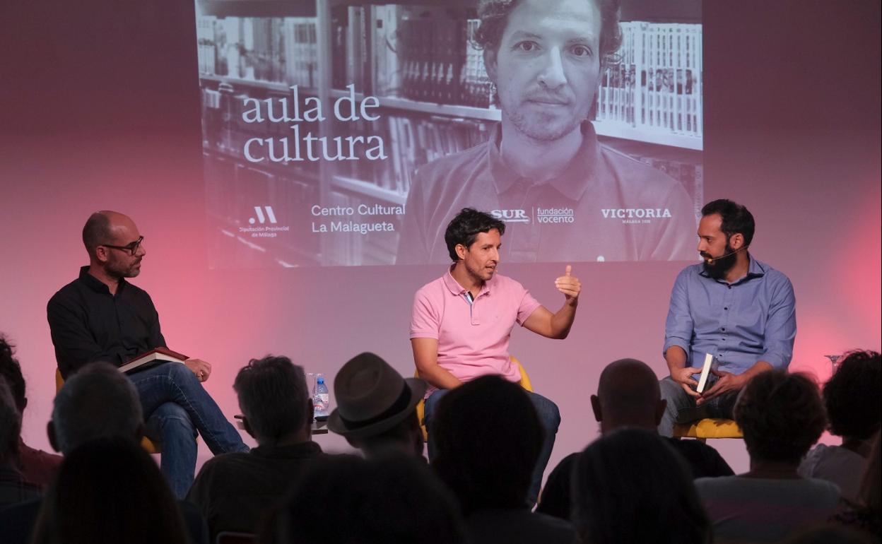 Miguel Ángel Oeste, entre Javier López y Rodrigo Blanco Calderón, ayer, en el Aula SUR. 