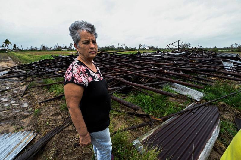 Maritza Carpio, dueña de una plantación de tabaco, observa su casa destrozada por Ian, en San Juan y Martínez, en la provincia de Pinar del Río, donde el huracán ha provocado cuantiosos daños materiales, aunque por el momento se desconoce el balance exacto de los mismos. 