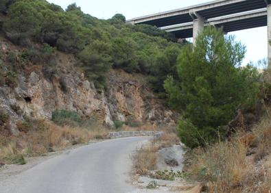 Imagen secundaria 1 - Panel indicativo de la ruta. En los primeros metros se pasa por debajo de la autovía. Punto donde se abandona la calzada para pasar a sendero.