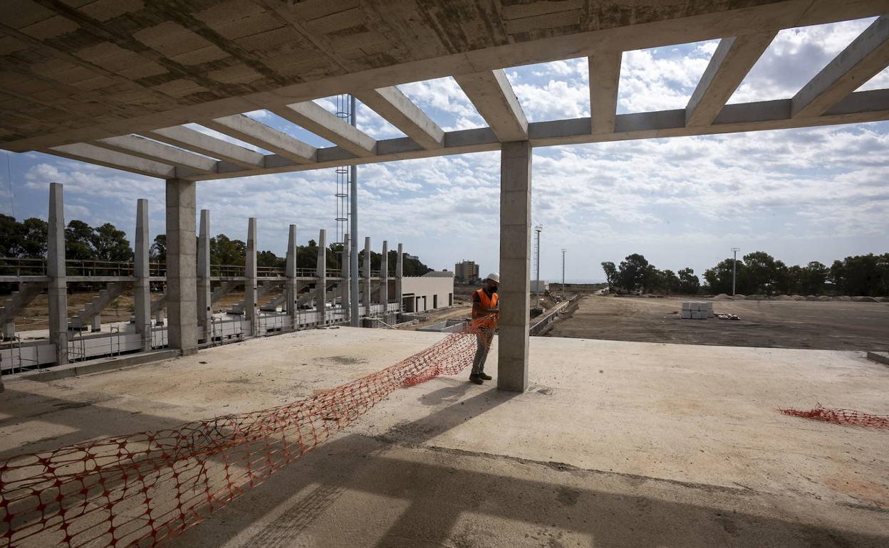 Imagen del interior de La Academia del Málaga, donde estará la cafetería, con los campos al fondo. 