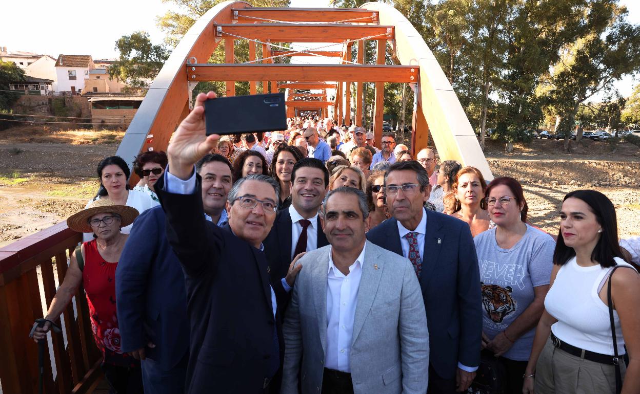 Inauguración de la pasarela peatonal sobre el río Guadalhorce en Álora.