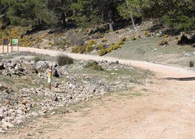 Imagen secundaria 1 - Alfarnate, visto desde la sierra de San Jorge tras el primer ascenso. Esta ruta confluye con varios senderos locales homologados. Cruce de caminos.