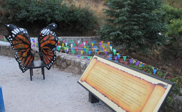 Imagen principal - Leyenda que cuenta el origen de esta ruta. Este sendero coincide con parte del PR-A-222. Algunos castaños lucen de este modo en este sendero.
