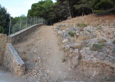 Imagen secundaria 1 - La ruta parte comienza justo detrás de la ermita del Calvario. Sendero desde el que se abandona el carril (junto a la piscina municipal). Vista panorámica de Casarabonela tras superar el pinar.