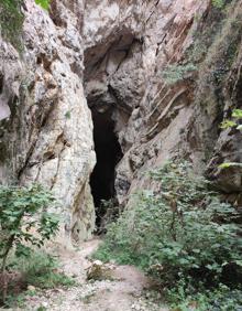 Imagen secundaria 2 - Para acceder a la presa hay un trazado protegido con vallas metálicas. El descenso a la gruta se hace a través de un pronunciado recorrido de escaleras. Entrada de la Cueva de Hundidero.