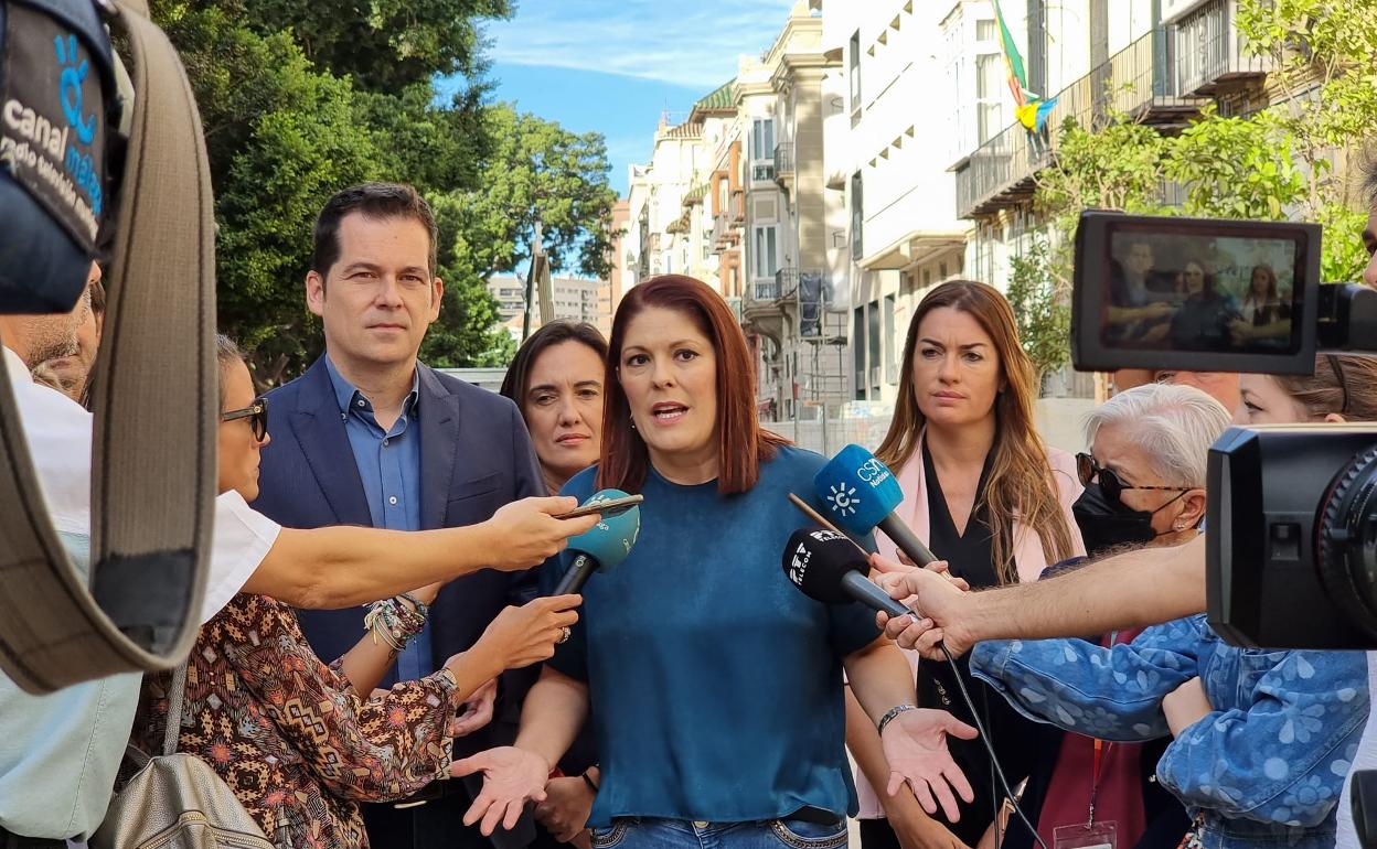 Noelia Losada, esta mañana en la Alameda Principal, junto a la sede de la Delegación de Gobierno de la Junta.