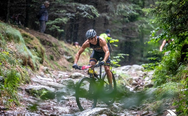 El triatletamalagueño, en una prueba en el segmento de bicicleta de montaña. 