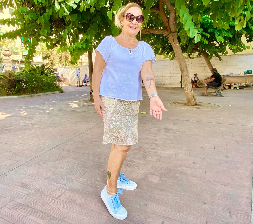 Eloisa López muestra sus tatuajes en la plaza de las Cuatro Esquinas, en El Palo. 