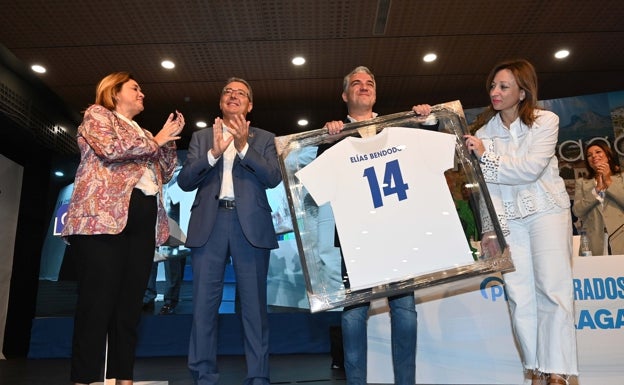 Del Cid, Salado, Bendodo y Navarro con el regalo que le hicieron de una camiseta.