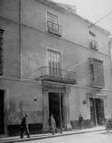 Imagen secundaria 2 - Arcos y pinturas en el interior del inmueble. Al lado,, aspecto de la fachada en 1946. 