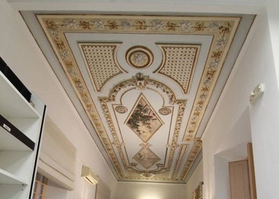 Imagen secundaria 1 - Arcos y pinturas en el interior del inmueble. Al lado,, aspecto de la fachada en 1946. 