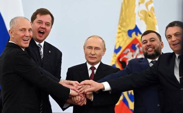 El presidente ruso Vladímir Putin, (en el centro), junto con los líderes de los territorios ocupados, este viernes en el Gran Palacio del Kremlin.