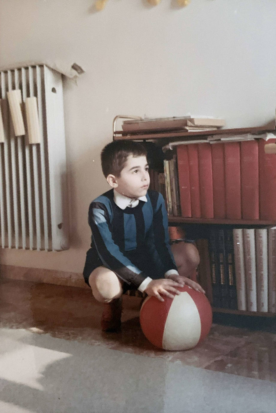 Scariolo, con la camiseta del Inter de Milán y un balón de baloncesto