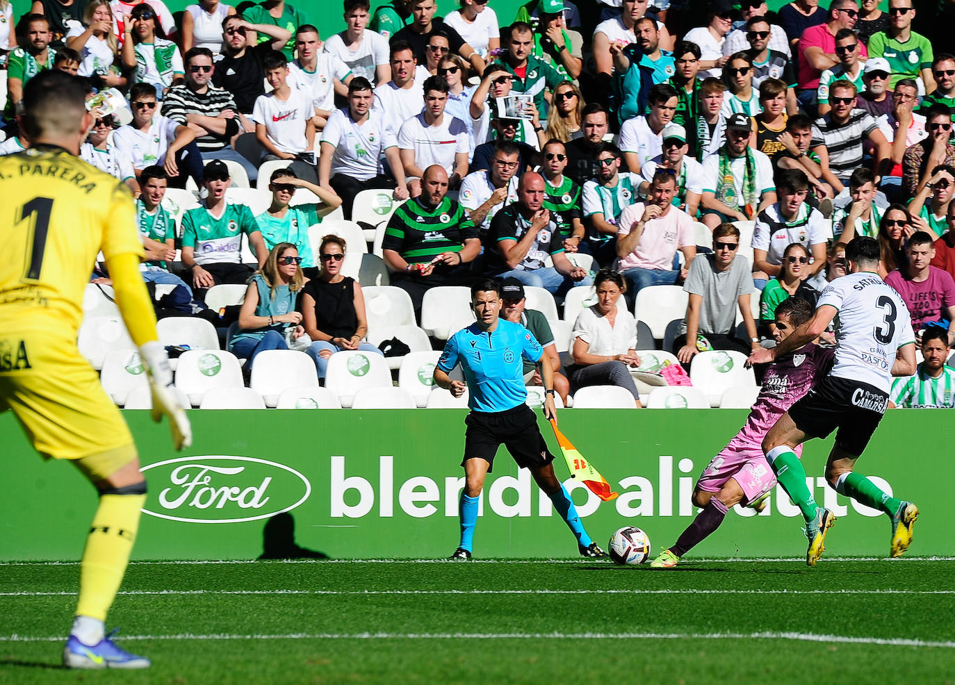 El Málaga empata en su visita al Racing (0-0). 