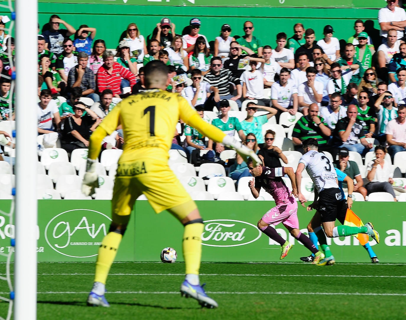 El Málaga empata en su visita al Racing (0-0). 