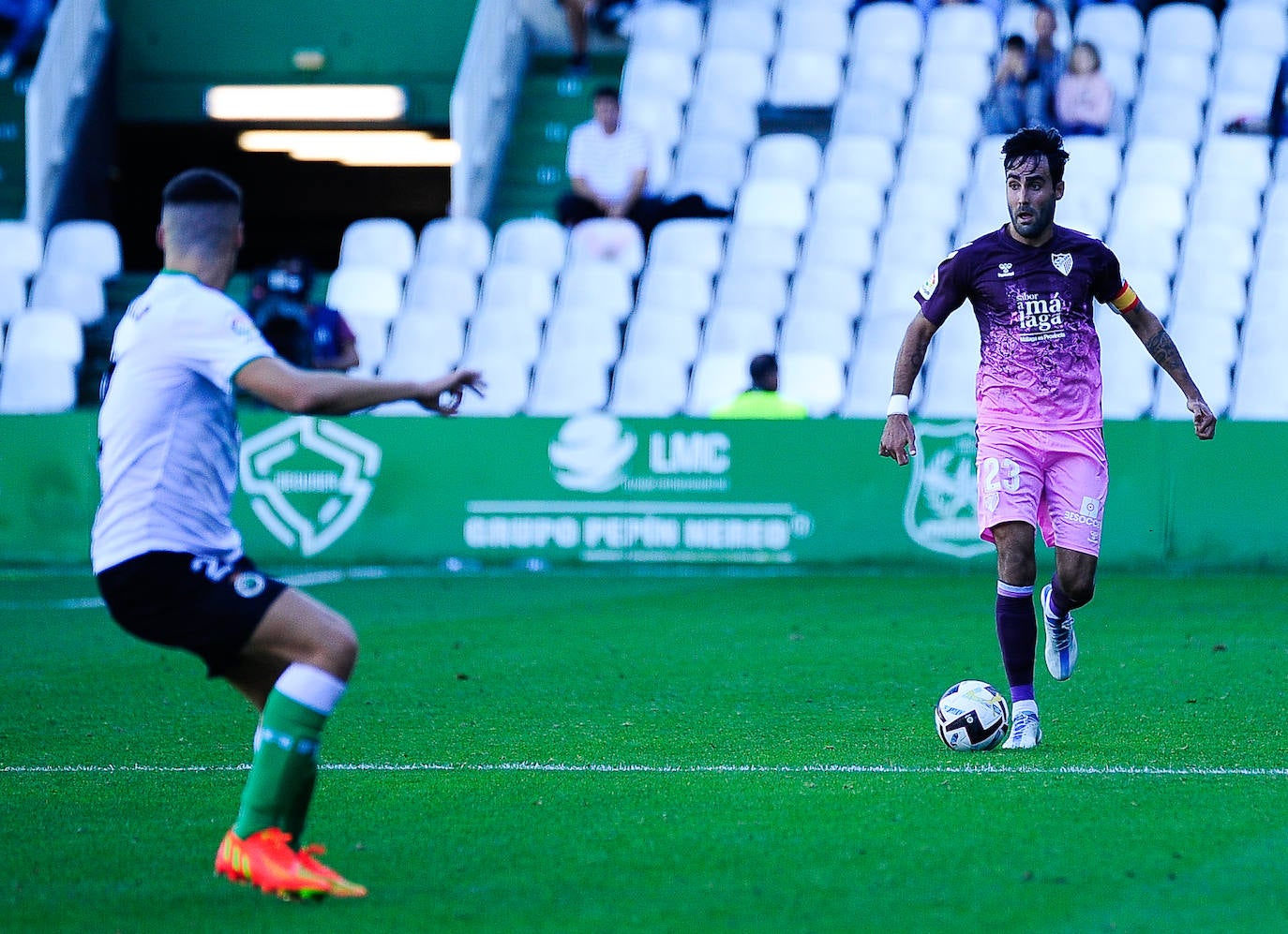 El Málaga empata en su visita al Racing (0-0). 