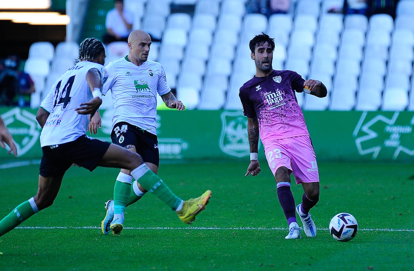 El Málaga empata en su visita al Racing (0-0). 