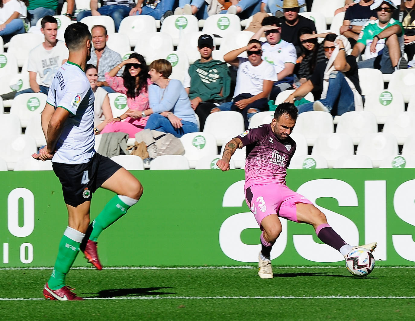 El Málaga empata en su visita al Racing (0-0). 