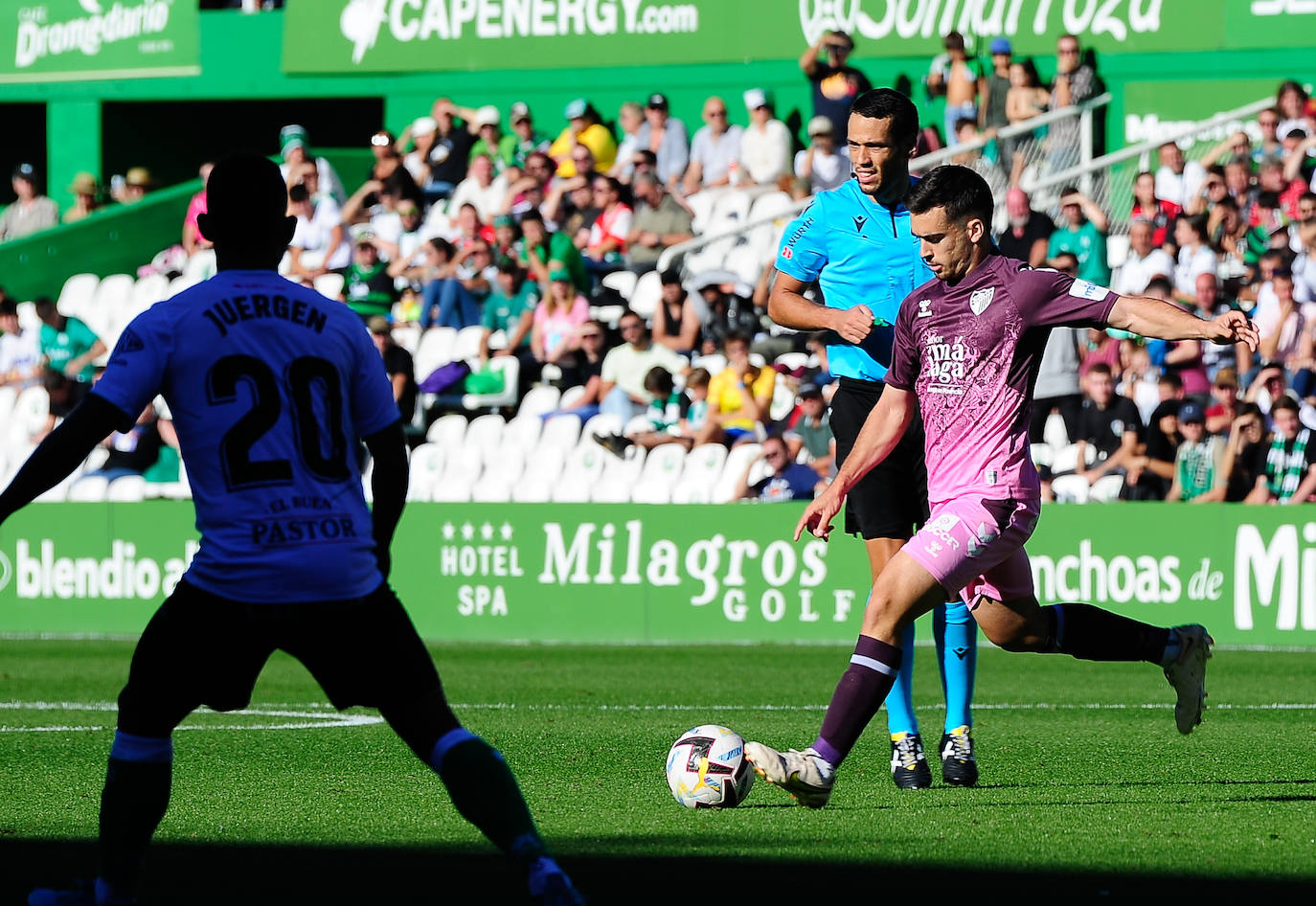 El Málaga empata en su visita al Racing (0-0). 