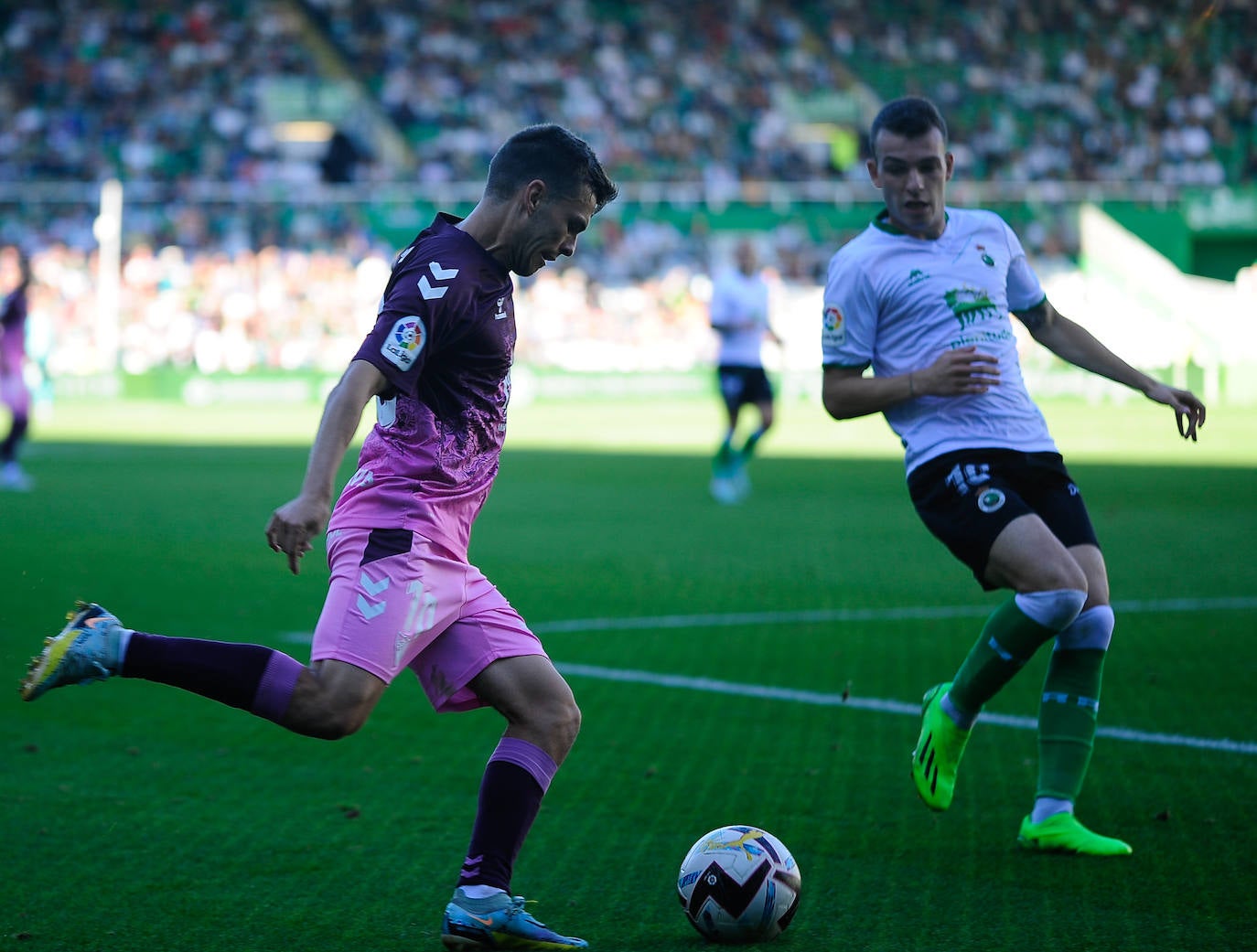 El Málaga empata en su visita al Racing (0-0). 