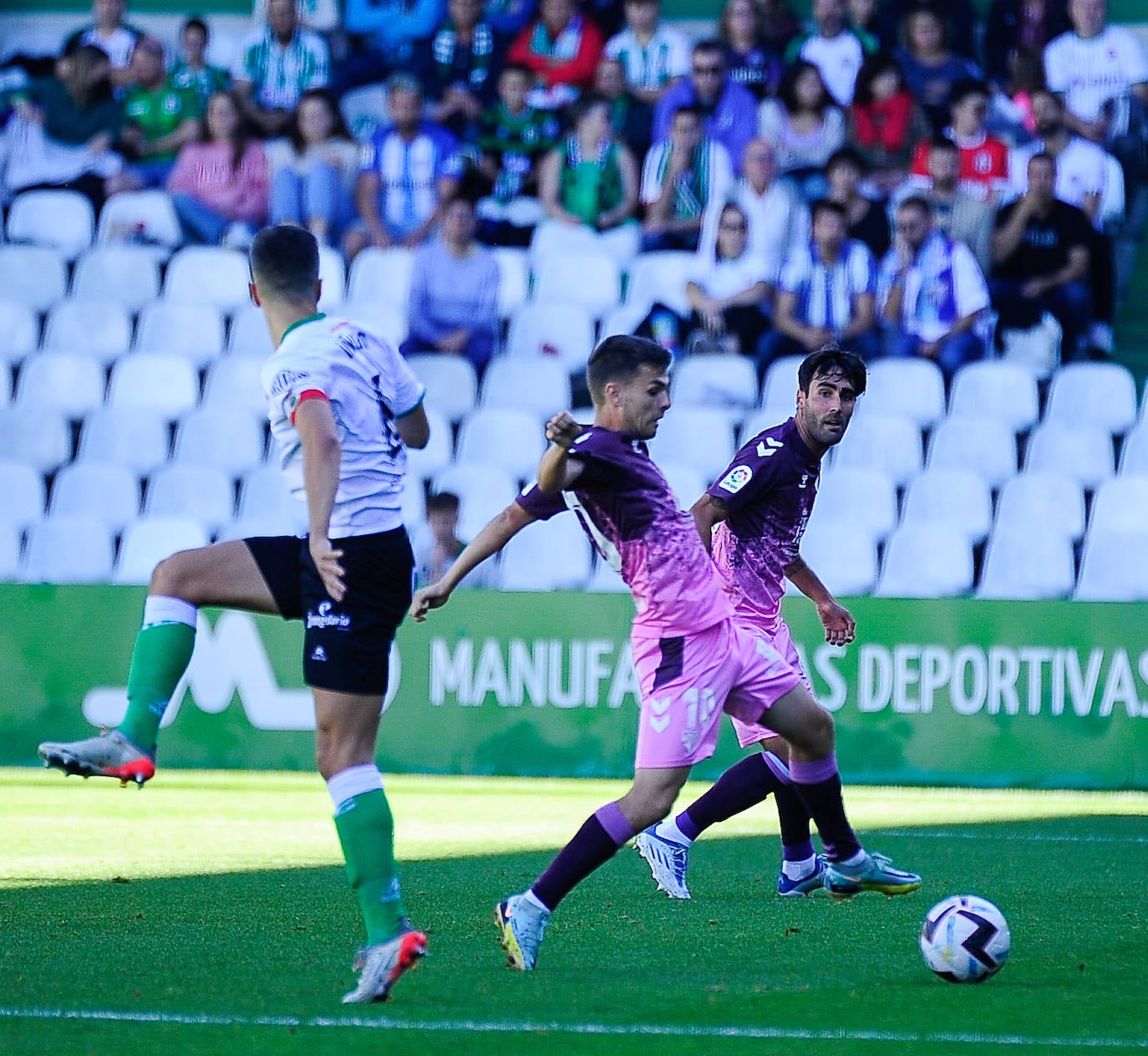El Málaga empata en su visita al Racing (0-0). 