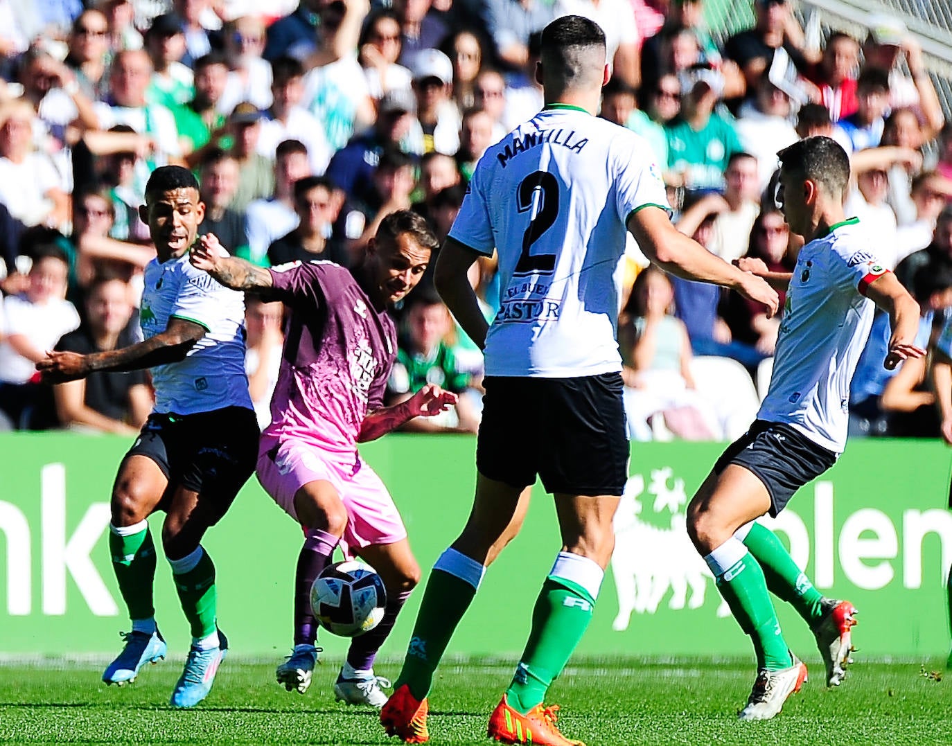 El Málaga empata en su visita al Racing (0-0). 