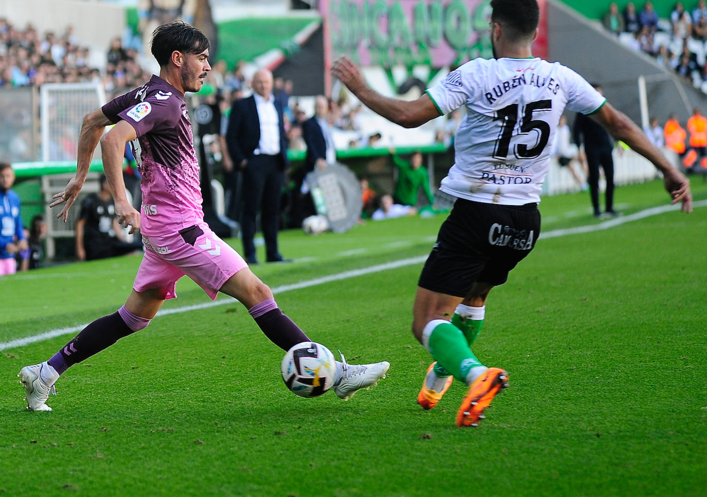 El Málaga empata en su visita al Racing (0-0). 