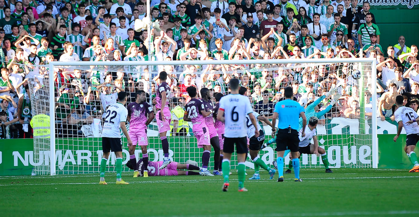 El Málaga empata en su visita al Racing (0-0). 