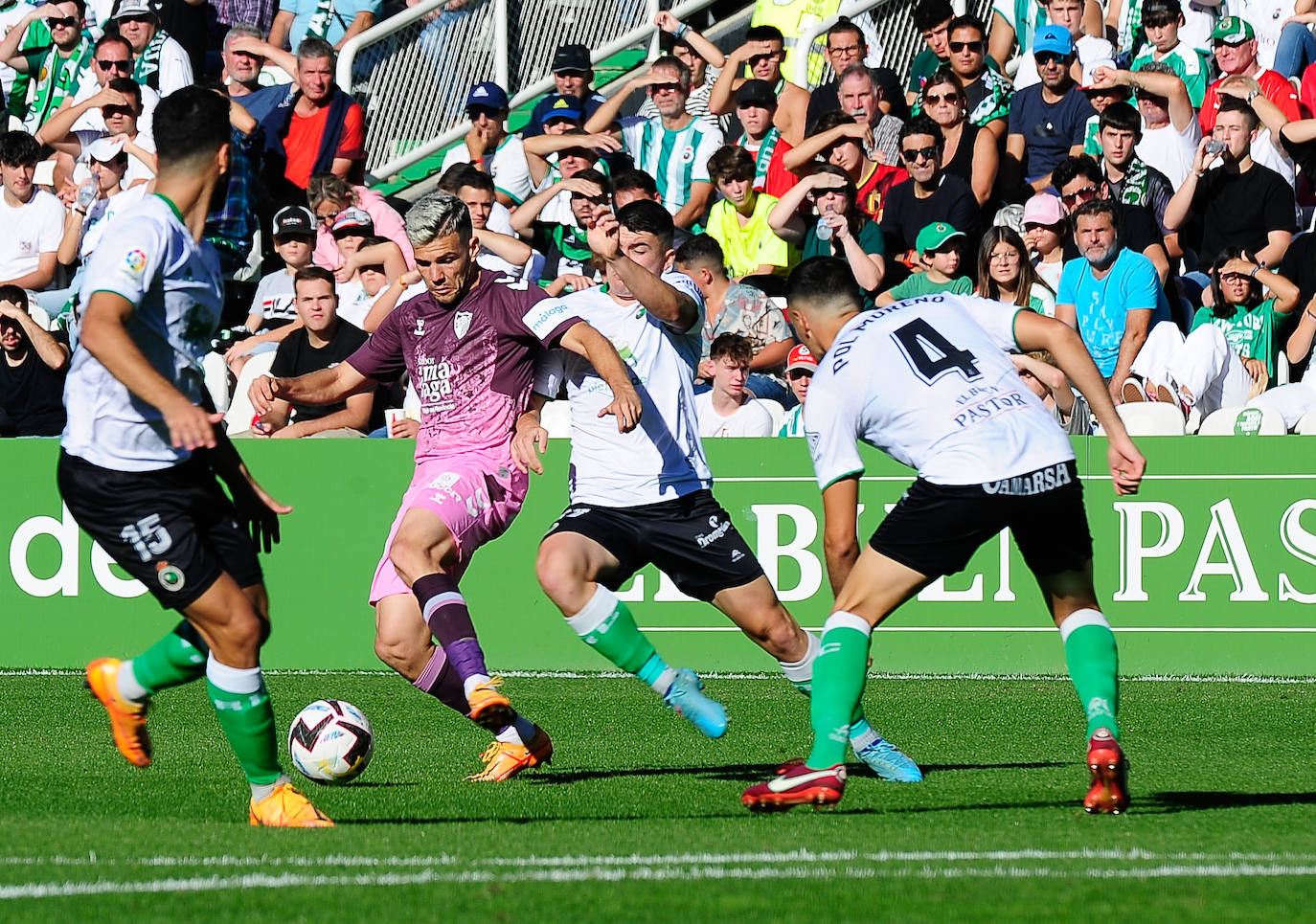 El Málaga empata en su visita al Racing (0-0). 