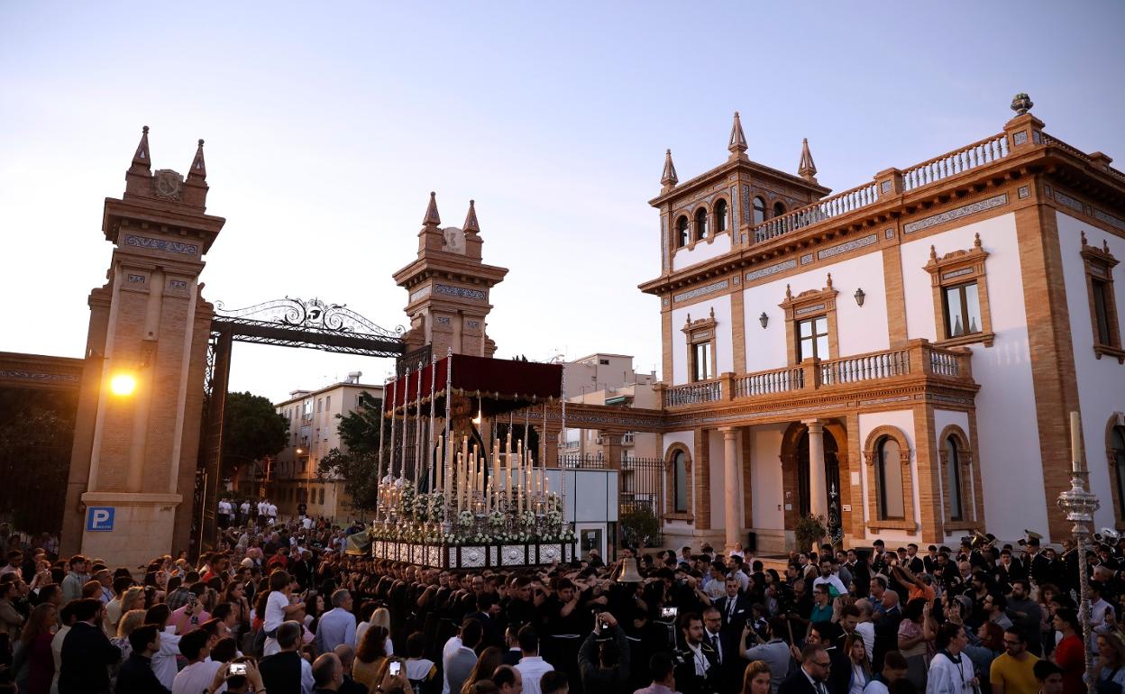 La Dolorosa de García Palomo visitó los jardines de la antigua Tabacalera para presidir un acto. 