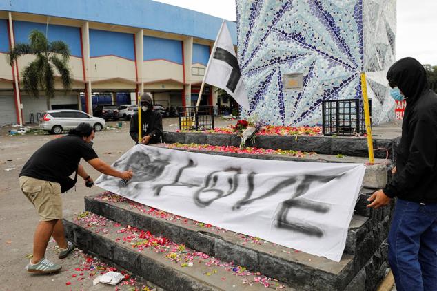 Fotos: Las imágenes de la tragedia en el fútbol de Indonesia